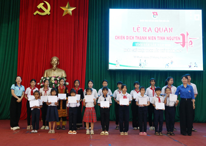 Trao học bổng tặng học sinh vượt khó học giỏi tại chương trình. Trao học bổng tặng học sinh vượt khó học giỏi tại chương trình.