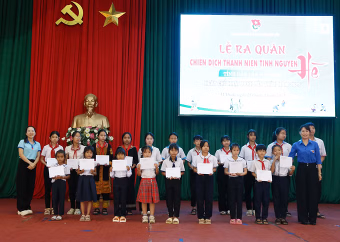 Trao học bổng tặng học sinh vượt khó học giỏi tại chương trình.