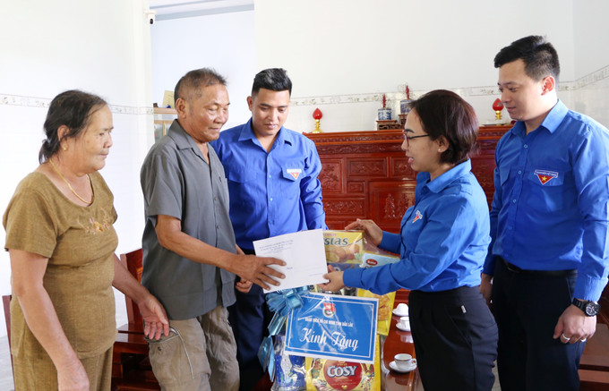 Tuổi trẻ Đắk Lắk thăm, tặng quà gia đình thương binh có công với cách mạng sau Lễ ra quân. Tuổi trẻ Đắk Lắk thăm, tặng quà gia đình thương binh có công với cách mạng sau Lễ ra quân.