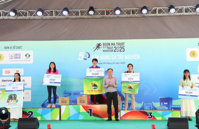 Ban tổ chức trao giải nội dung nữ cự ly 21 km. giai-chay-3.jpg