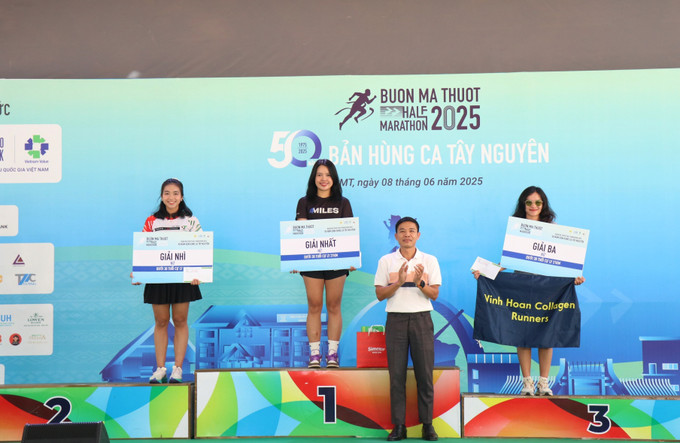 Ban tổ chức trao giải nội dung nữ dưới 30 tuổi, cự ly 21 km. Ban tổ chức trao giải nội dung nữ dưới 30 tuổi, cự ly 21 km.