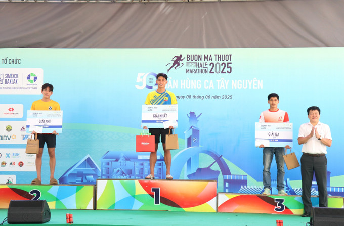 Ban tổ chức trao giải nội dung nam cự ly 10 km. Ban tổ chức trao giải nội dung nam cự ly 10 km.