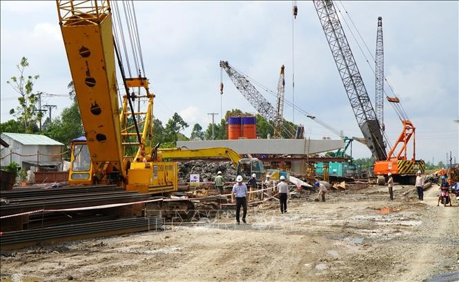 Công trường thi công Dự án thành phần 1 cao tốc Cao Lãnh - An Hữu, đoạn thuộc xã Nhị Mỹ, huyện Cao Lãnh (Đồng Tháp). Ảnh: Nhựt An/TTXVN dong-thap-2.jpg