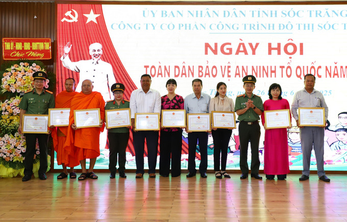 Đại tá Trần Văn Dương, Giám đốc Công an tỉnh Sóc Trăng, trao Bằng khen của Chủ tịch UBND tỉnh cho các cá nhân. Đại tá Trần Văn Dương, Giám đốc Công an tỉnh Sóc Trăng, trao Bằng khen của Chủ tịch UBND tỉnh cho các cá nhân.