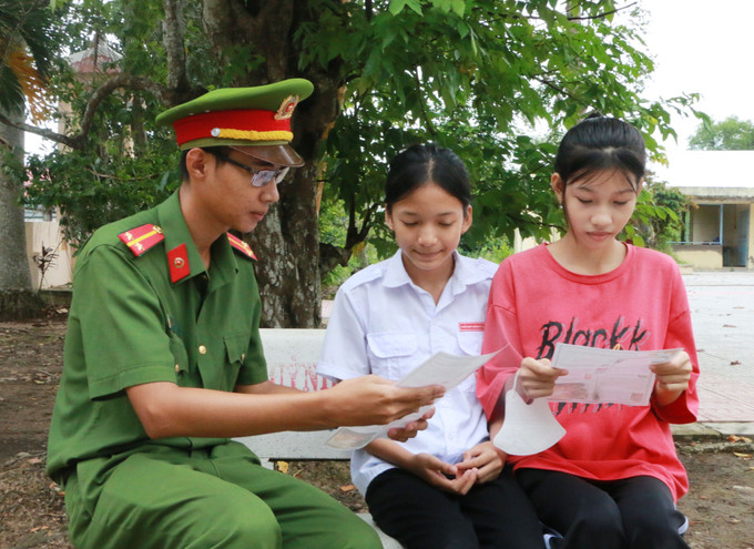 Lượng lượng công an cơ sở Sóc Trăng tuyên truyền phòng chống tội phạm cho trẻ em vùng dân tộc thiểu số. Lượng lượng công an cơ sở Sóc Trăng tuyên truyền phòng chống tội phạm cho trẻ em vùng dân tộc thiểu số.