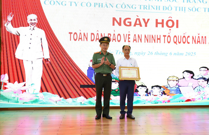 Đại tá Trần Văn Dương, Giám đốc Công an tỉnh Sóc Trăng, trao trao Bằng khen của Bộ trưởng Bộ Công an cho Công ty cổ phần công trình đô thị Sóc Trăng. Đại tá Trần Văn Dương, Giám đốc Công an tỉnh Sóc Trăng, trao trao Bằng khen của Bộ trưởng Bộ Công an cho Công ty cổ phần công trình đô thị Sóc Trăng.
