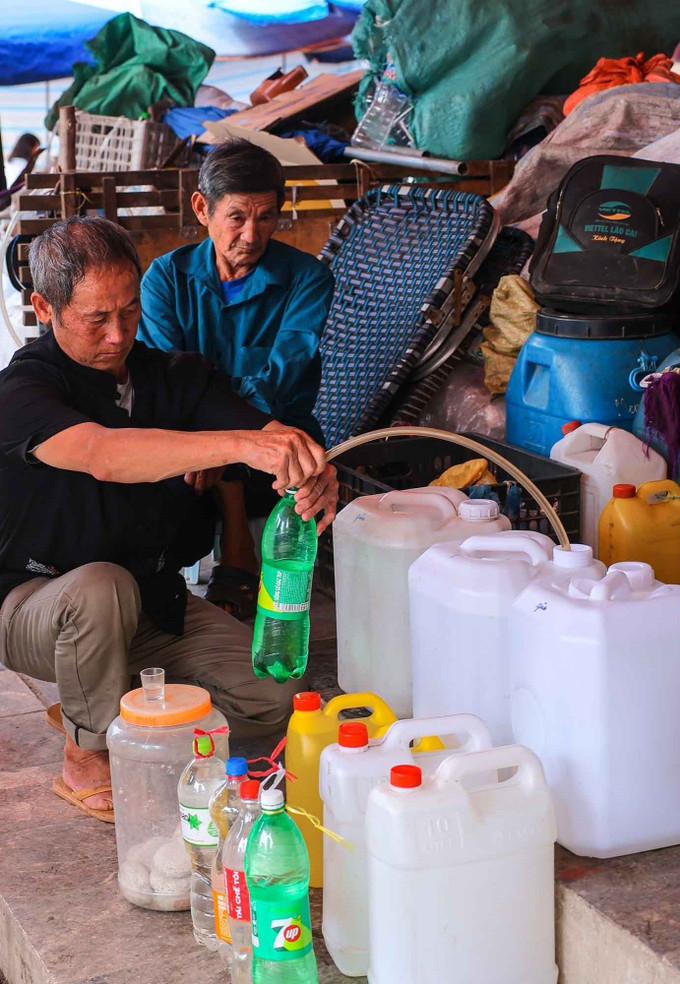 Rượu Bắc Hà được chưng cất từ ngô và men lá hồng mi, nổi tiếng với hương vị thơm, cay nồng đặc trưng được bày bán nhiều tại chợ. bac-ha-4.jpg