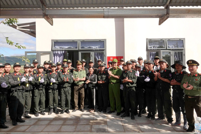 Các cán bộ chiến sĩ Công an tham gia xây dựng căn nhà đầu tiên trong Chiến dịch Quang Trung ở Lâm Đồng. Ảnh: TTXVN phát