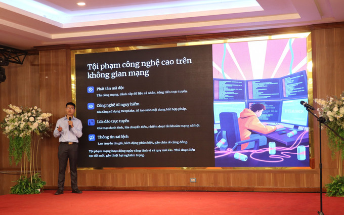 Đại diện Công an tỉnh Tuyên Quang thông tin các phương thức, thủ đoạn lợi dụng hội, nhóm để đăng tải thông tin liên quan đến trật tự an toàn xã hội. tuyen-quang-3.jpg