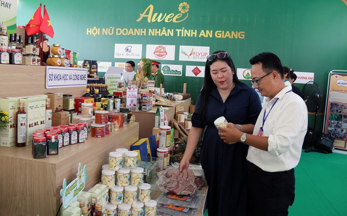 Các đại biểu tham quan khu trưng bày thành tựu kinh tế - xã hội tỉnh An Giang. Các đại biểu tham quan khu trưng bày thành tựu kinh tế - xã hội tỉnh An Giang.