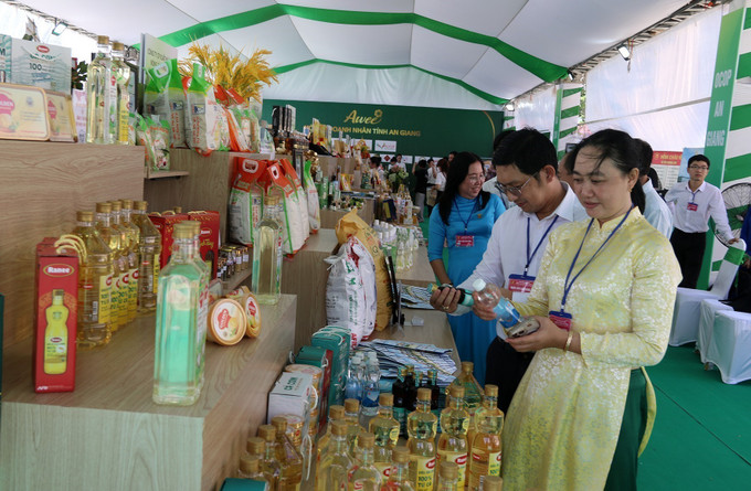 Các đại biểu tham quan khu trưng bày thành tựu kinh tế - xã hội tỉnh An Giang. Các đại biểu tham quan khu trưng bày thành tựu kinh tế - xã hội tỉnh An Giang.