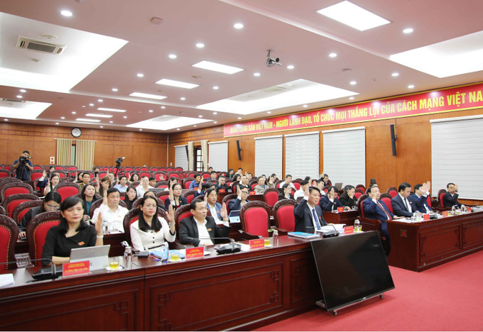 Các đại biểu biểu quyết tại Kỳ họp.