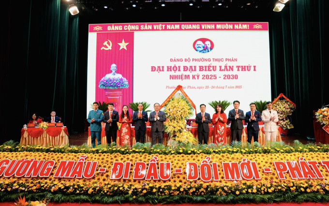 Bí thư Tỉnh ủy Cao Bằng Quản Minh Cường tặng hoa chúc mừng Đại hội. Bí thư Tỉnh ủy Cao Bằng Quản Minh Cường tặng hoa chúc mừng Đại hội.