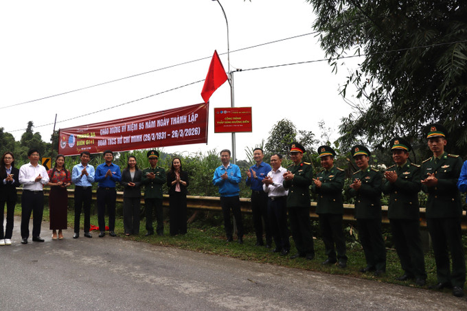 Khánh thành và bàn giao Công trình “Thắp sáng đường biên” dài 3 km với 70 đèn năng lượng mặt trời được lắp đặt tại thôn Hà Trai, xã Sơn Kim 1, Hà Tĩnh.
