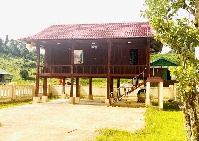 Nhà văn hóa bản Sắt được xây dựng khang trang, phù hợp với truyền thống văn hóa người Bru-Vân Kiều. Nhà văn hóa bản Sắt được xây dựng khang trang, phù hợp với truyền thống văn hóa người Bru-Vân Kiều.