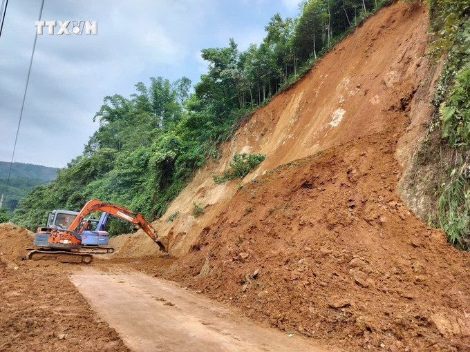 Công ty Cổ phần xây dựng đường bộ I Yên Bái huy động máy móc khắc phục các điểm sạt lở. Ảnh: TTXVN phát vna-potal-hoan-luu-bao-so-5-lao-cai-co-ban-khac-phuc-xong-thiet-hai-8242933.jpg