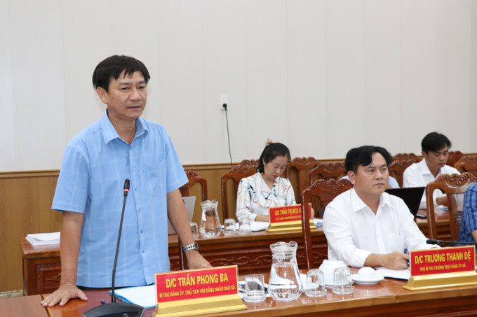 Bí thư Đảng ủy xã Cầu Kè Trần Phong Ba báo cáo tình hình xây dựng xã nông thôn mới nâng cao ở địa phương. Bí thư Đảng ủy xã Cầu Kè Trần Phong Ba báo cáo tình hình xây dựng xã nông thôn mới nâng cao ở địa phương.