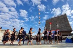 Đồng bào Bahnar hân hoan đón nhà Rông mới