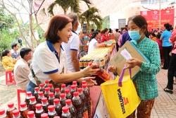 Thiết thực chăm lo Tết cho đồng bào vùng biên, người có hoàn cảnh khó khăn ​