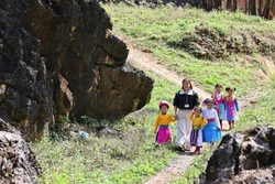 Đảng viên người dân tộc trong sự nghiệp trồng người nơi vùng cao biên giới