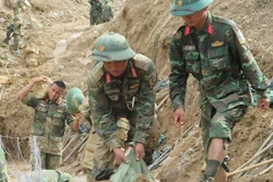 Quảng Ngãi: Mở đường vào 5 thôn bị cô lập