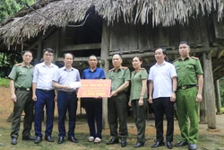 Công an nhân dân giúp người dân miền núi an cư