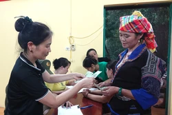 Người dân vùng biên phấn khởi nhận quà Quốc khánh
