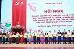 Biểu dương, khen thưởng nhiều tấm gương học và làm theo Bác