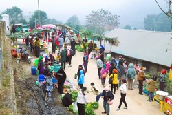 Độc đáo sắc màu văn hóa chợ phiên biên giới Nhôn Mai (Nghệ An)