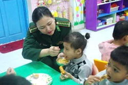 Thiếu tá Hồ Thị Thúy An 'thắp lửa' yêu thương nơi biên giới