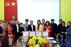 Trao tặng tủ sách tri thức và thư viện cho học sinh vùng cao Tuyên Quang