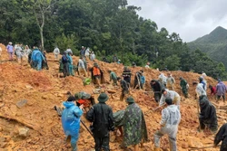 Xuyên đêm, căng mình cùng nhân dân khắc phục hậu quả thiên tai