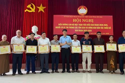 Biểu dương cán bộ mặt trận và người có uy tín tiêu biểu