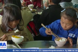 Nỗ lực duy trì bữa ăn bán trú cho học sinh vùng khó Quảng Ngãi