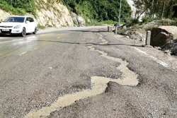 Tuyến đường đèo An Khê vừa làm xong đã xuống cấp