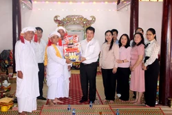 Thăm, chúc Tết Ramưwan đồng bào Chăm năm 2026