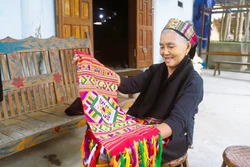 Nghệ An: Người phụ nữ Thái nặng lòng với trang phục truyền thống của dân tộc Ơ Đu