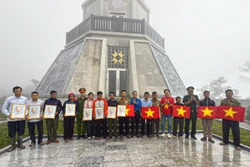 Hành trình 'Tôi yêu Tổ quốc tôi' và Lễ chào cờ tại cột cờ A Pa Chải