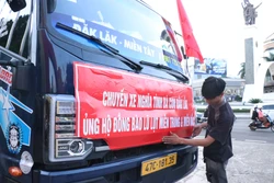 Đồng bào các dân tộc tỉnh Đắk Lắk sẻ chia khó khăn với nhân dân vùng bị thiên tai