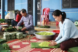 Làng bánh tét mặt trăng Đại An Khê (Quảng Trị) vào vụ Tết