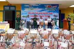Năm học mới 2025 - 2026: Hỗ trợ học sinh khó khăn vùng biên giới biển
