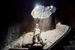 Chùa Hang - dấu ấn cổ tự 200 năm trên vách núi Sam