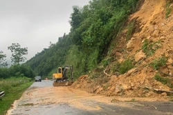 Phú Thọ: Mưa lớn gây sạt lở trên Quốc lộ 70B