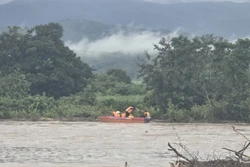 Cứu hộ nhiều người bị cô lập trên rẫy do mưa lũ