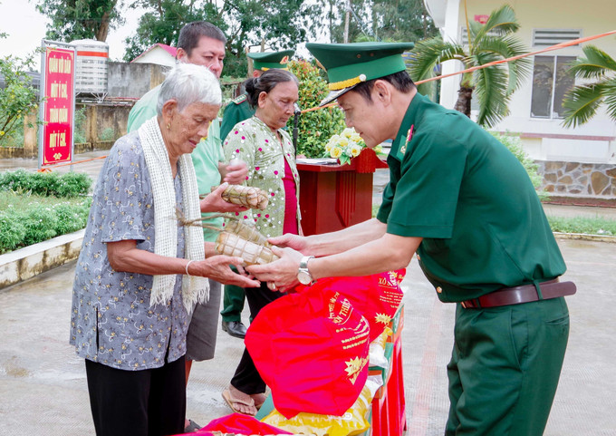 Bộ đội Biên phòng Cần Thơ thăm tặng quà cho đồng bào Khmer nghèo. Ảnh: Trung Hiếu/TTXVN can-tho2-190925.jpg