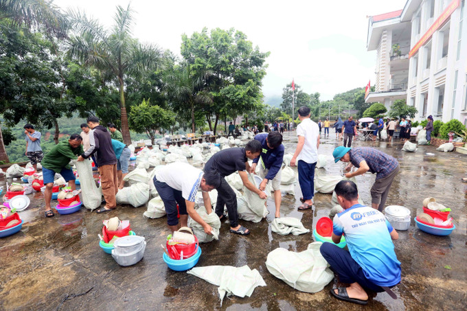 Sắp xếp đồ dùng, vật dụng sinh hoạt hàng ngày để trao cho các hộ dân bị thiệt hại, ảnh hưởng do thiên tai, mưa lũ. son-la3-060825.jpg