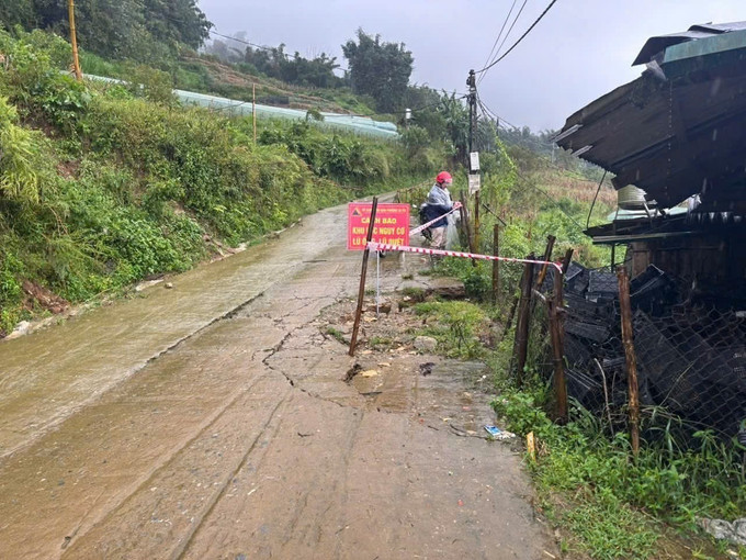 Lực lượng chức năng phường Sa Pa cắm biển cảnh báo tại các khu vực nguy hiểm, có nguy cơ sạt lở. Ảnh: TTXVN phát lao-cai-bao2-290925.jpg