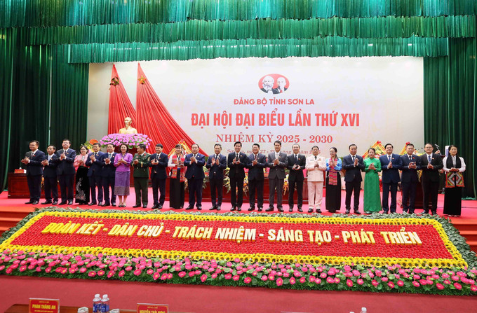 Đoàn đại biểu Đảng bộ tỉnh Sơn La được bầu tham dự Đại hội Đại biểu toàn quốc lần thứ XIV của Đảng. Ảnh: Quang Quyết/TTXVN son-la4-290925.jpg