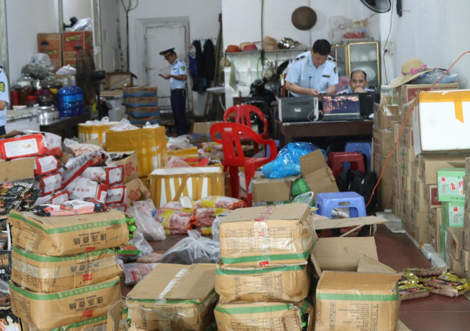 Số thực phẩm đông lạnh không rõ nguồn gốc, xuất xứ bị lực lượng chức năng thu giữ. Ảnh: Quang Duy/TTXVN lang-son2-230525.jpg