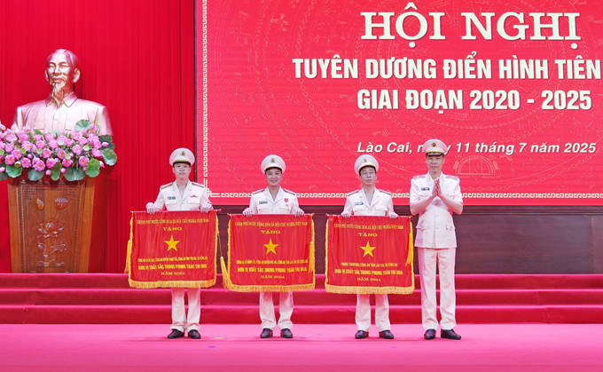 Ba tập thể thuộc Công an tỉnh Lào Cai được nhận Cờ thi đua của Chính phủ. lao-cai3-110725.jpg